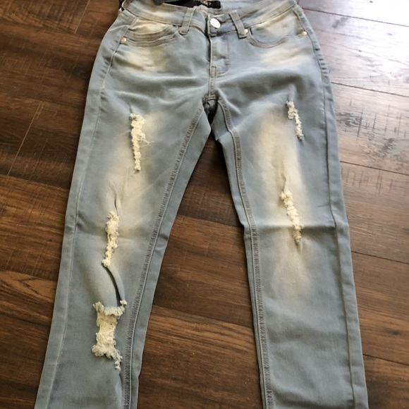 ✨2 LEFT✨Light wash skinny distressed jeans - Picture 3 of 8